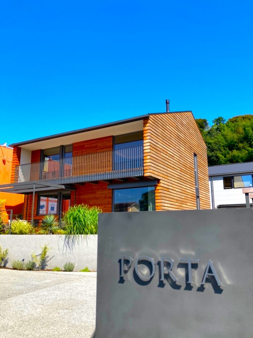 弊社では営業から設計、施工まで一貫して自社で行っています。1から10までお客様の家づくりに携わることで、お引渡ししたその後も末永くお客様の暮らしをサポートしていきます。